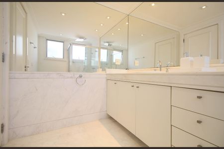 Casa à venda com 614m², 5 quartos e 6 vagas Casa à venda com 614m², 5 quartos e 6 vagasBanheiro Suíte 4