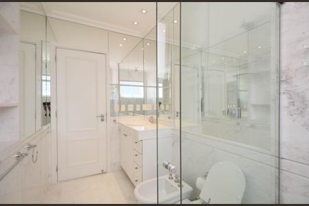 Casa à venda com 614m², 5 quartos e 6 vagas Casa à venda com 614m², 5 quartos e 6 vagasBanheiro 1 Suíte Master