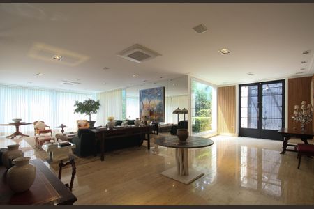 Casa à venda com 614m², 5 quartos e 6 vagas Casa à venda com 614m², 5 quartos e 6 vagasSala 1