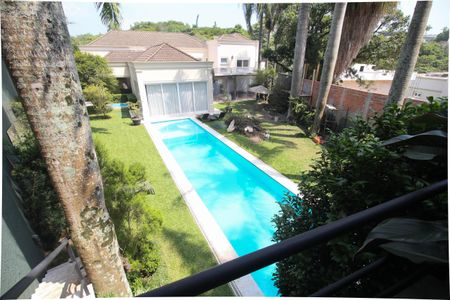 Casa à venda com 614m², 5 quartos e 6 vagas Casa à venda com 614m², 5 quartos e 6 vagasQuintal