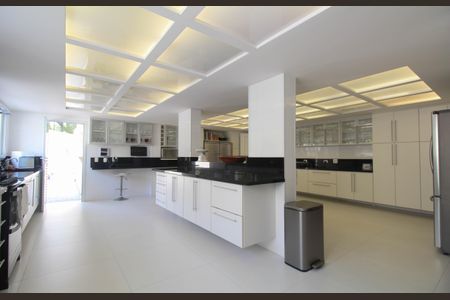 Casa à venda com 614m², 5 quartos e 6 vagas Casa à venda com 614m², 5 quartos e 6 vagasCozinha - Armários