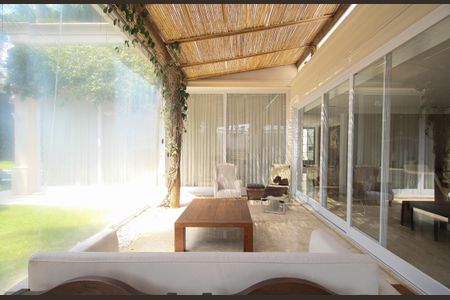 Casa à venda com 614m², 5 quartos e 6 vagas Casa à venda com 614m², 5 quartos e 6 vagasQuintal