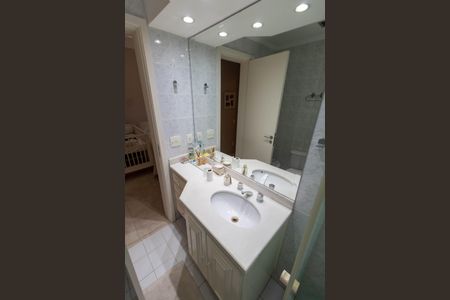 Apartamento à venda com 259m², 3 quartos e 3 vagas Apartamento à venda com 259m², 3 quartos e 3 vagasBanheiro da Suíte