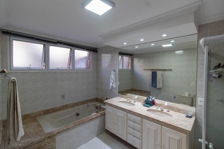 Apartamento à venda com 259m², 3 quartos e 3 vagas Apartamento à venda com 259m², 3 quartos e 3 vagasBanheiro da Suíte 3