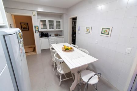 Apartamento à venda com 259m², 3 quartos e 3 vagas Apartamento à venda com 259m², 3 quartos e 3 vagasCozinha