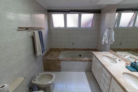 Apartamento à venda com 259m², 3 quartos e 3 vagas Apartamento à venda com 259m², 3 quartos e 3 vagasBanheiro da Suíte 3