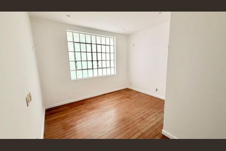Casa à venda com 240m², 5 quartos e sem vaga