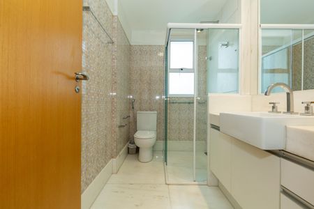 Apartamento à venda com 228m², 4 quartos e 5 vagas Apartamento à venda com 228m², 4 quartos e 5 vagasBANHEIRO2