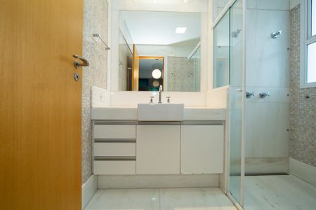 Apartamento à venda com 228m², 4 quartos e 5 vagas Apartamento à venda com 228m², 4 quartos e 5 vagasBANHEIRO3