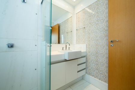 Apartamento à venda com 228m², 4 quartos e 5 vagas Apartamento à venda com 228m², 4 quartos e 5 vagasBANHEIRO4