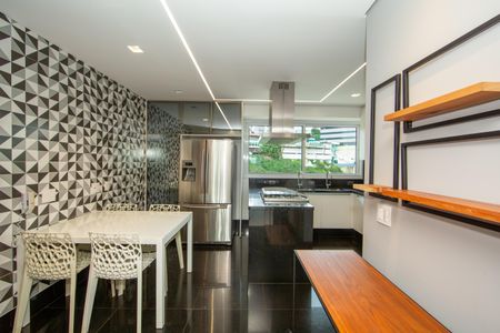 Apartamento à venda com 228m², 4 quartos e 5 vagas Apartamento à venda com 228m², 4 quartos e 5 vagasCOZINHA