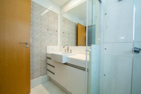 Apartamento à venda com 228m², 4 quartos e 5 vagas Apartamento à venda com 228m², 4 quartos e 5 vagasBANHEIRO3