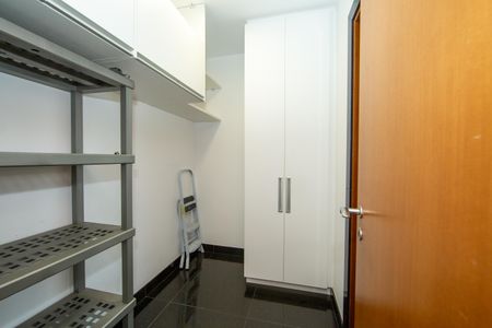 Apartamento à venda com 228m², 4 quartos e 5 vagas Apartamento à venda com 228m², 4 quartos e 5 vagasQUARTO DE EMPREGADA