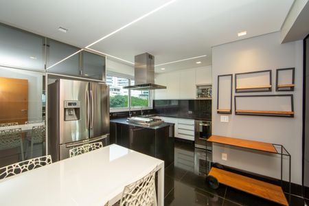 Apartamento à venda com 228m², 4 quartos e 5 vagas Apartamento à venda com 228m², 4 quartos e 5 vagasCOZINHA