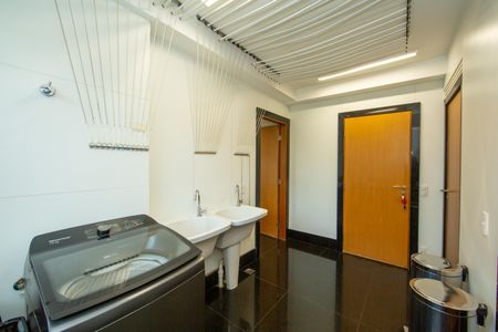 Apartamento à venda com 228m², 4 quartos e 5 vagas Apartamento à venda com 228m², 4 quartos e 5 vagasAREA DE SERVICO