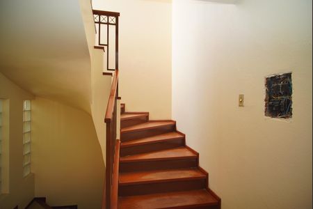 Casa à venda com 450m², 3 quartos e 2 vagasEscada - Acesso Quartos