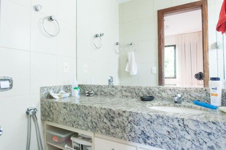 Apartamento à venda com 130m², 4 quartos e 3 vagasbanheiro da suite 