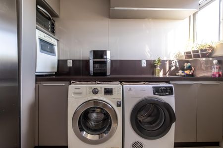 Apartamento à venda com 98m², 3 quartos e 2 vagas Apartamento à venda com 98m², 3 quartos e 2 vagasÁrea de Serviço