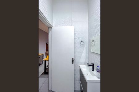 Banheiro de kitnet/studio para alugar com 1 quarto, 23m² em Vila Fernandes, São Paulo