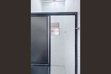 Banheiro de kitnet/studio para alugar com 1 quarto, 23m² em Vila Fernandes, São Paulo