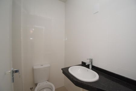 Banheiro  de kitnet/studio para alugar com 1 quarto, 21m² em Centro, Curitiba