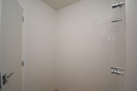 Banheiro  de kitnet/studio para alugar com 1 quarto, 21m² em Centro, Curitiba