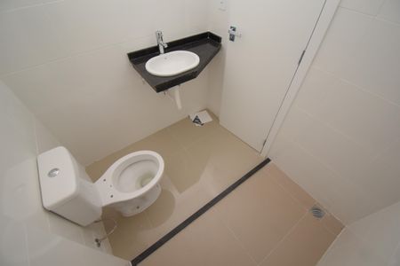 Banheiro  de kitnet/studio para alugar com 1 quarto, 21m² em Centro, Curitiba