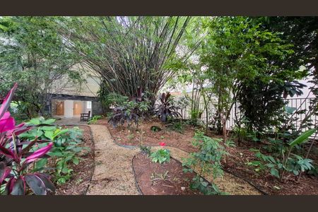 Apartamento à venda com 105m², 2 quartos e 1 vagaEntrada do Prédio e Jardim