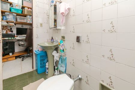 Casa à venda com 230m², 2 quartos e 4 vagas Casa à venda com 230m², 2 quartos e 4 vagasEdícula/ Banheiro