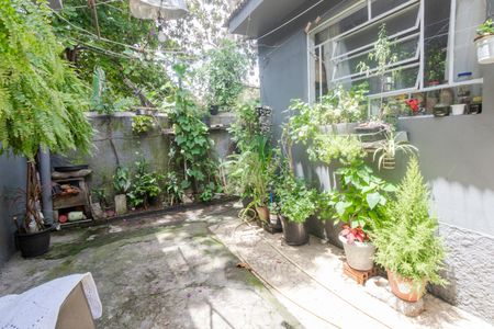 Casa à venda com 230m², 2 quartos e 4 vagas Casa à venda com 230m², 2 quartos e 4 vagasQuintal