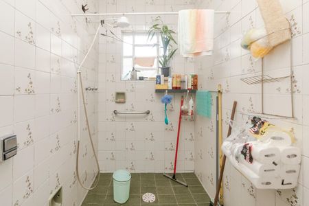 Casa à venda com 230m², 2 quartos e 4 vagas Casa à venda com 230m², 2 quartos e 4 vagasEdícula/ Banheiro