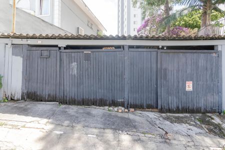 Casa à venda com 230m², 2 quartos e 4 vagas Casa à venda com 230m², 2 quartos e 4 vagasFachada