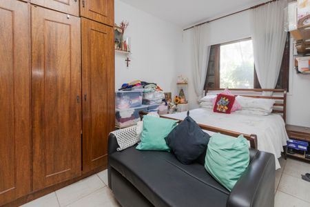 Casa à venda com 230m², 2 quartos e 4 vagas Casa à venda com 230m², 2 quartos e 4 vagasEdícula/ Quarto