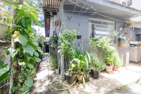 Casa à venda com 230m², 2 quartos e 4 vagas Casa à venda com 230m², 2 quartos e 4 vagasQuintal