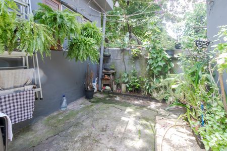 Casa à venda com 230m², 2 quartos e 4 vagas Casa à venda com 230m², 2 quartos e 4 vagasQuintal