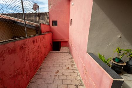 Casa à venda com 110m², 1 quarto e 2 vagasCorredor Externo