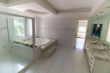 Casa de condomínio para alugar com 800m², 6 quartos e 6 vagasBanheiro da Suíte 3