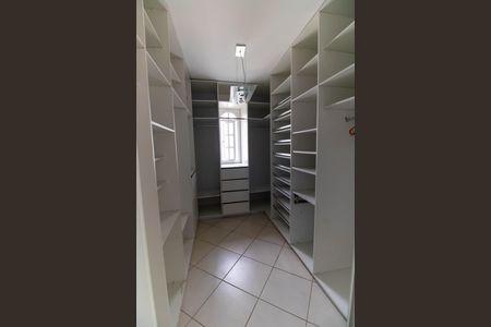 Casa de condomínio para alugar com 800m², 6 quartos e 6 vagasCloset da suíte 3