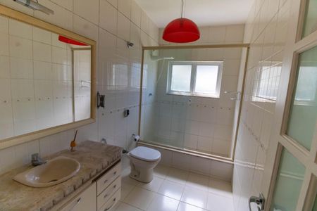 Casa de condomínio para alugar com 800m², 6 quartos e 6 vagasBanheiro da Suíte 2