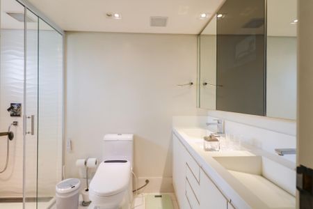 Apartamento à venda com 258m², 4 quartos e 5 vagasBanheiro da Suíte 1