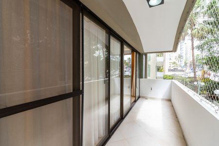 Apartamento à venda com 200m², 4 quartos e 3 vagas Apartamento à venda com 200m², 4 quartos e 3 vagasVaranda da Sala de Estar