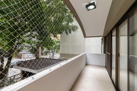 Apartamento à venda com 200m², 4 quartos e 3 vagas Apartamento à venda com 200m², 4 quartos e 3 vagasVaranda da Sala de Estar