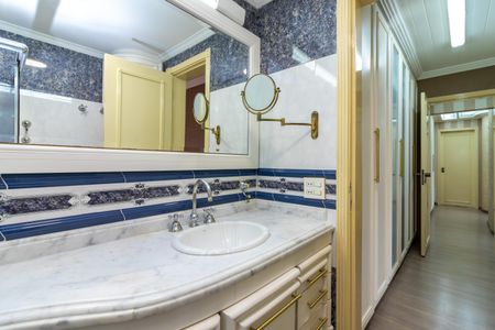 Apartamento à venda com 200m², 4 quartos e 3 vagas Apartamento à venda com 200m², 4 quartos e 3 vagasBanheiro da Suíte 1