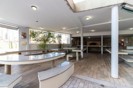 Apartamento à venda com 200m², 4 quartos e 3 vagas Apartamento à venda com 200m², 4 quartos e 3 vagasÁrea comum - Churrasqueira