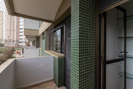 Apartamento à venda com 200m², 4 quartos e 3 vagas Apartamento à venda com 200m², 4 quartos e 3 vagasVaranda das Suítes 3 e 4