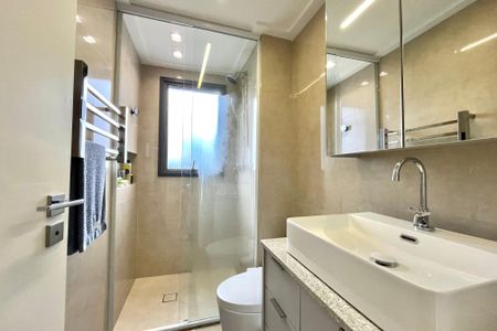 Apartamento à venda com 106m², 2 quartos e 2 vagas Apartamento à venda com 106m², 2 quartos e 2 vagasBanheiro 1 da Suíte 1