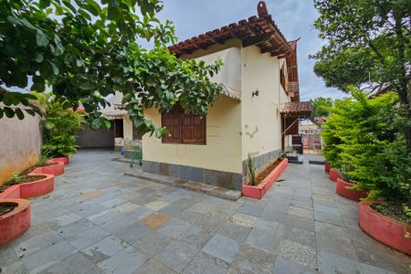 Casa à venda com 371m², 4 quartos e 4 vagas Casa à venda com 371m², 4 quartos e 4 vagasVaranda