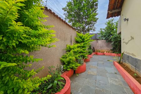 Casa à venda com 371m², 4 quartos e 4 vagas Casa à venda com 371m², 4 quartos e 4 vagasVaranda