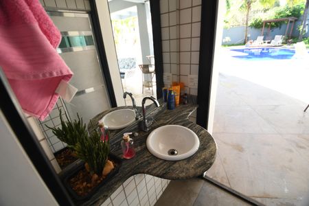 Casa de condomínio à venda com 527m², 5 quartos e 5 vagasBanheiro da Piscina