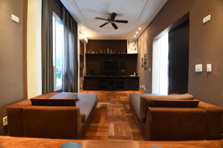 Casa de condomínio à venda com 527m², 5 quartos e 5 vagasSala de TV